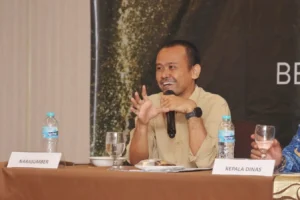 Hadi Santoso, peneliti isu lingkungan, sedang memberikan pemaparan mengenai pentingnya gaya hidup berkelanjutan dan kearifan lokal dalam sebuah diskusi panel.