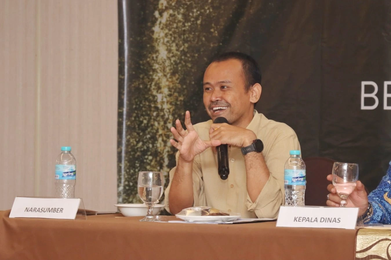 Hadi Santoso, peneliti isu lingkungan, sedang memberikan pemaparan mengenai pentingnya gaya hidup berkelanjutan dan kearifan lokal dalam sebuah diskusi panel.